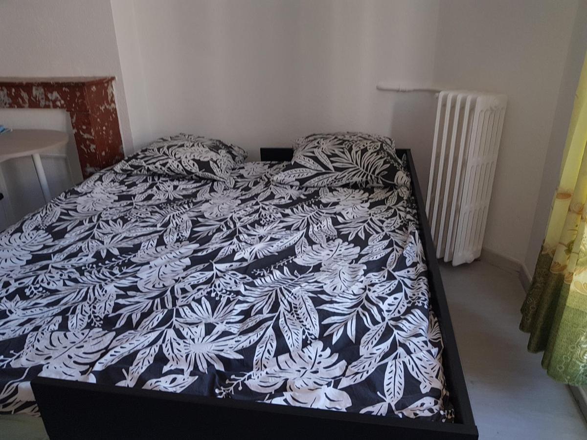 Studio With Sea View For 2 People Тулон Екстериор снимка